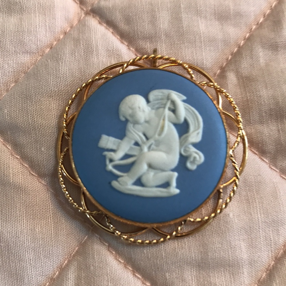 Vintage Wedgwood brooch